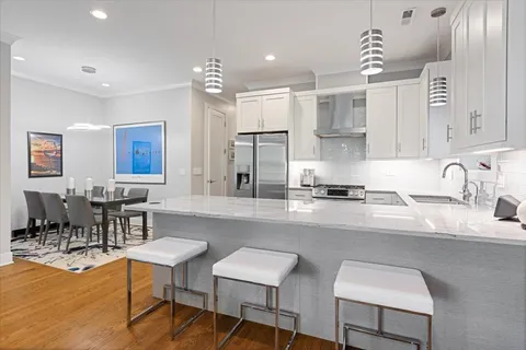 $700,000 | 1470 West Winona Street, Unit 203, Chicago, IL 60640