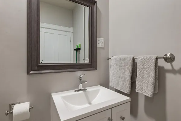 $2,250 | 792 Grove Street, Unit 1, Manchester, NH 03103