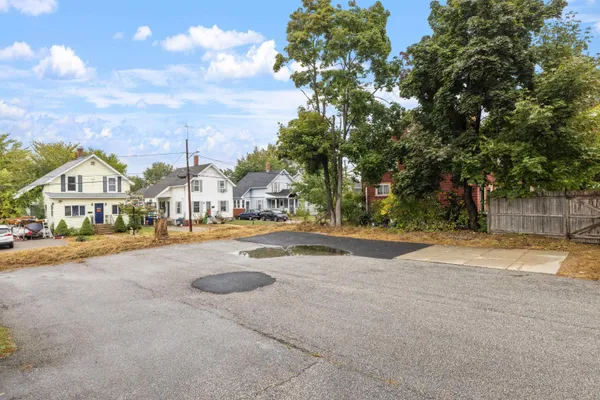 $2,250 | 792 Grove Street, Unit 1, Manchester, NH 03103