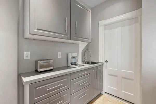 $2,250 | 792 Grove Street, Unit 1, Manchester, NH 03103