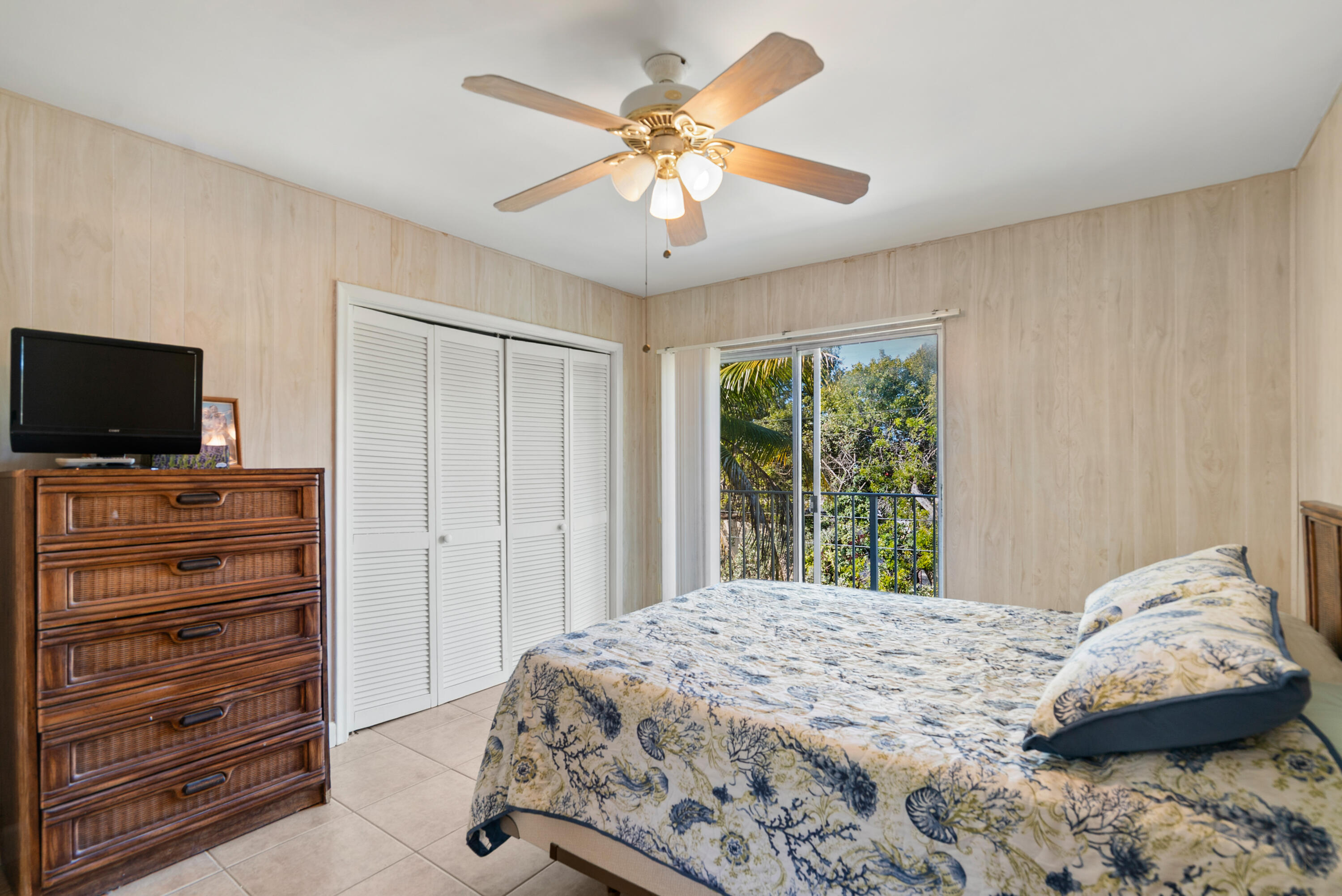 300 Ocean Drive, Unit 23 Key Largo, FL 33037 - Photo 14 of 29 a bedroom with a bed and a flat screen tv