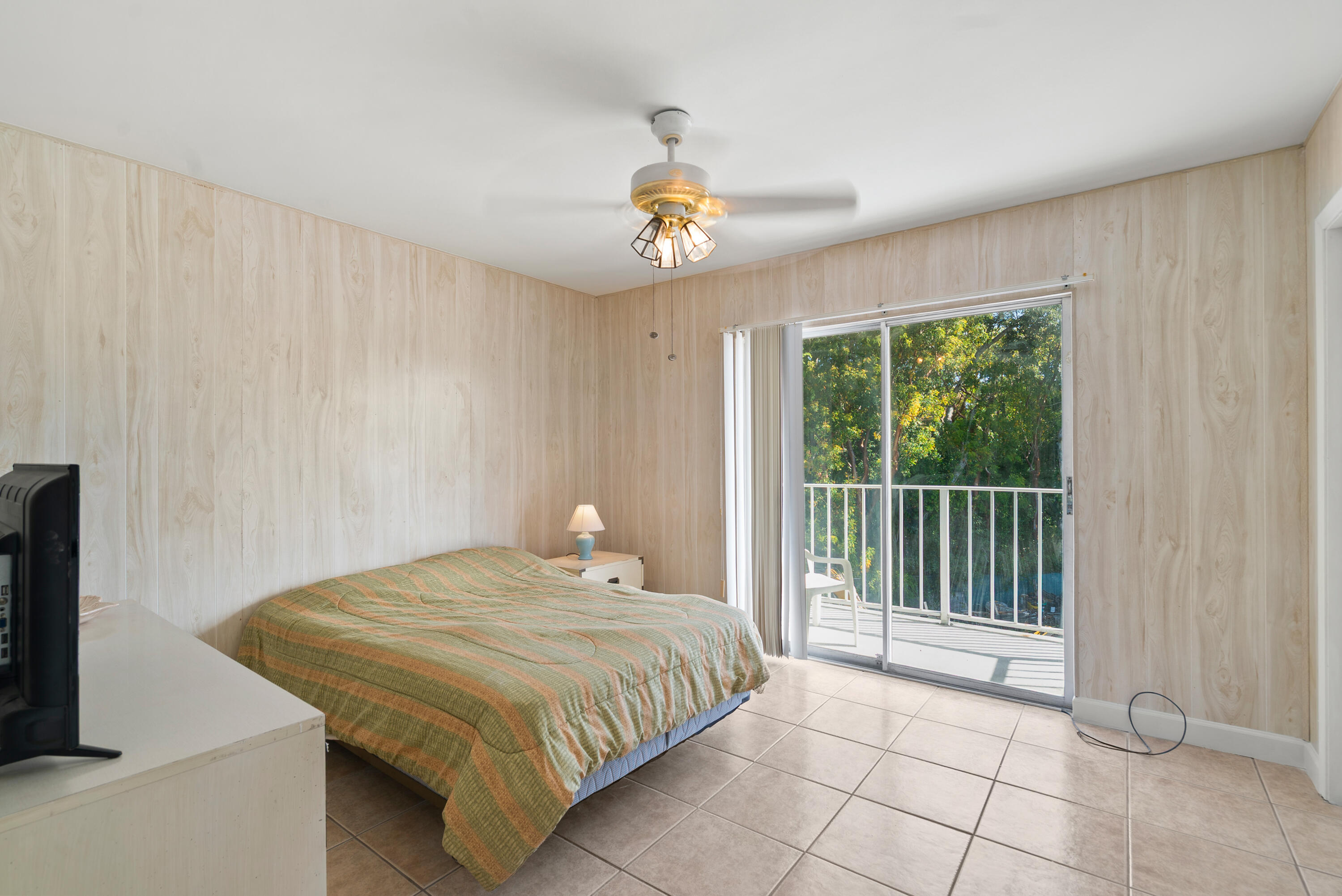 300 Ocean Drive, Unit 23 Key Largo, FL 33037 - Photo 19 of 29 a bedroom with a bed and a window