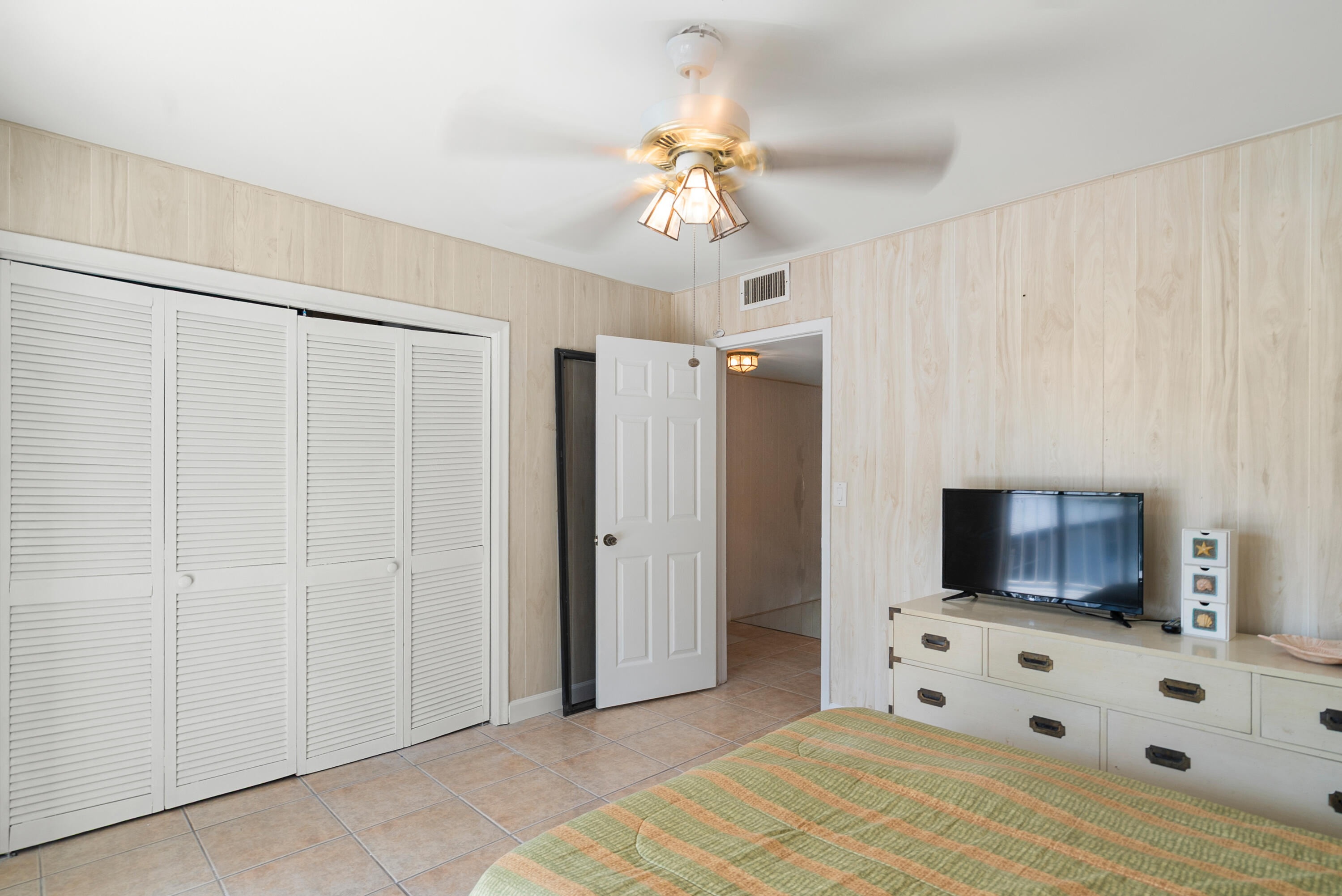 300 Ocean Drive, Unit 23 Key Largo, FL 33037 - Photo 21 of 29 a bedroom with furniture and flat tv