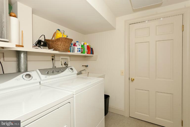 3 Devon Hill Road, Unit D3 Baltimore, MD 21210 - Photo 20 of 30 Laundry room