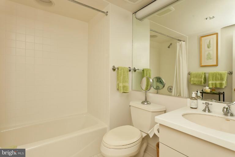3 Devon Hill Road, Unit D3 Baltimore, MD 21210 - Photo 28 of 30 Guest bath