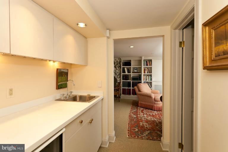 3 Devon Hill Road, Unit D3 Baltimore, MD 21210 - Photo 8 of 30 Wet bar