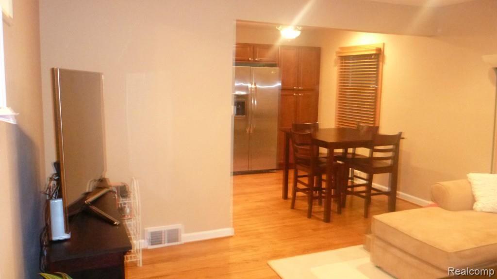1920 Graefield Road Birmingham, MI 48009 - Photo 4 of 16 P1110058.jpg