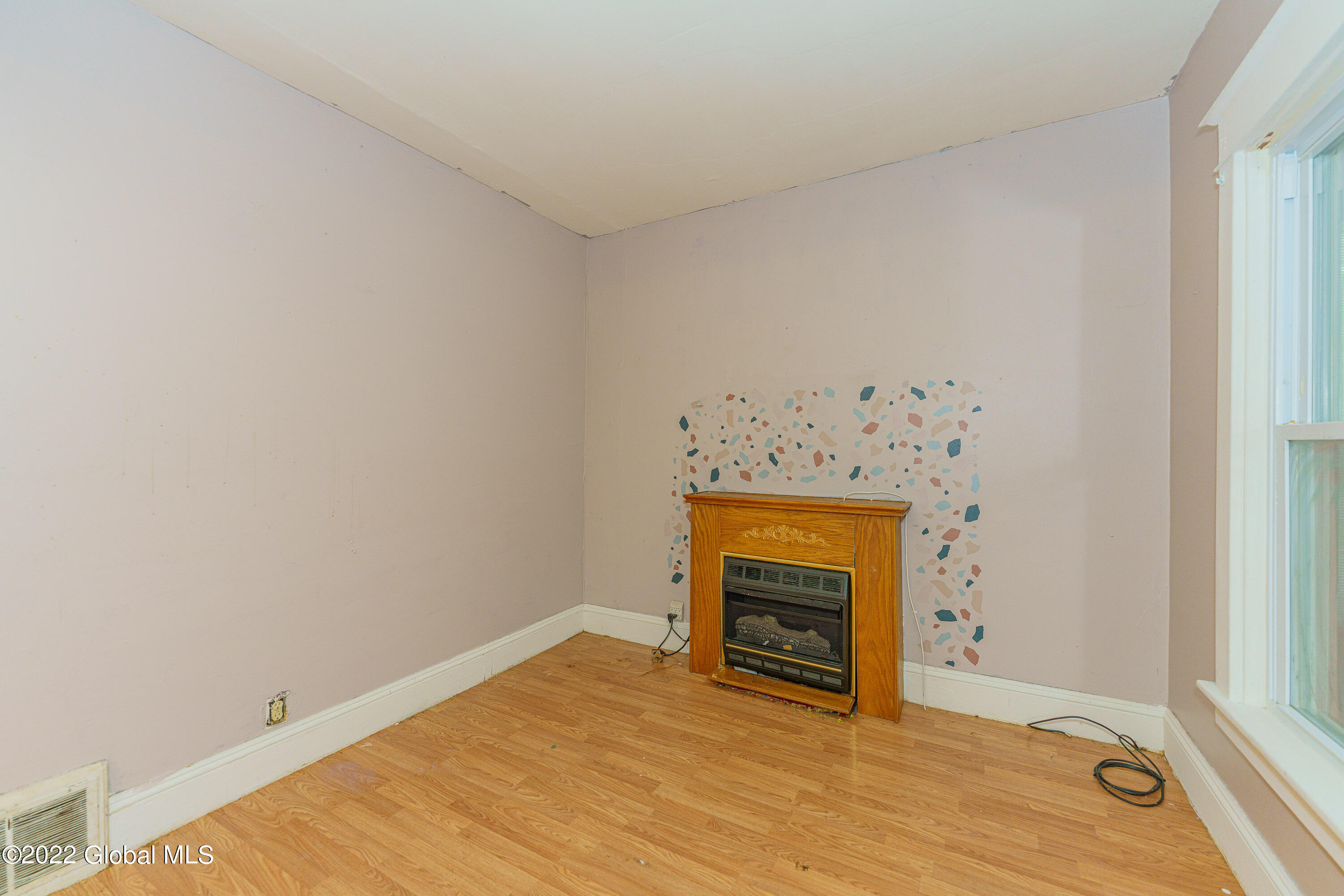 243 Clayton Road Schenectady, NY 12304 - Photo 5 of 28 2 Livingroom 1