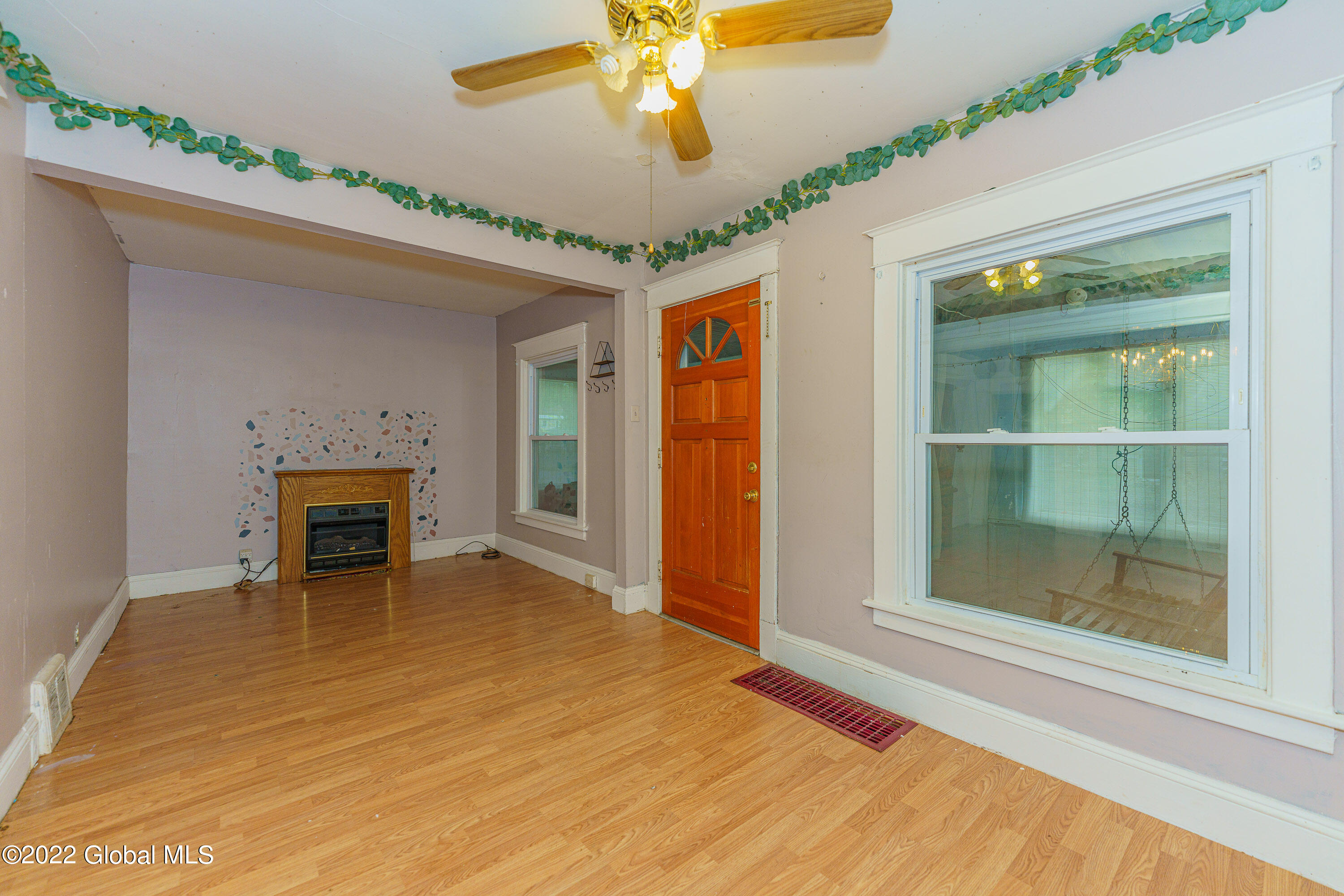 243 Clayton Road Schenectady, NY 12304 - Photo 9 of 28 2 Livingroom 5