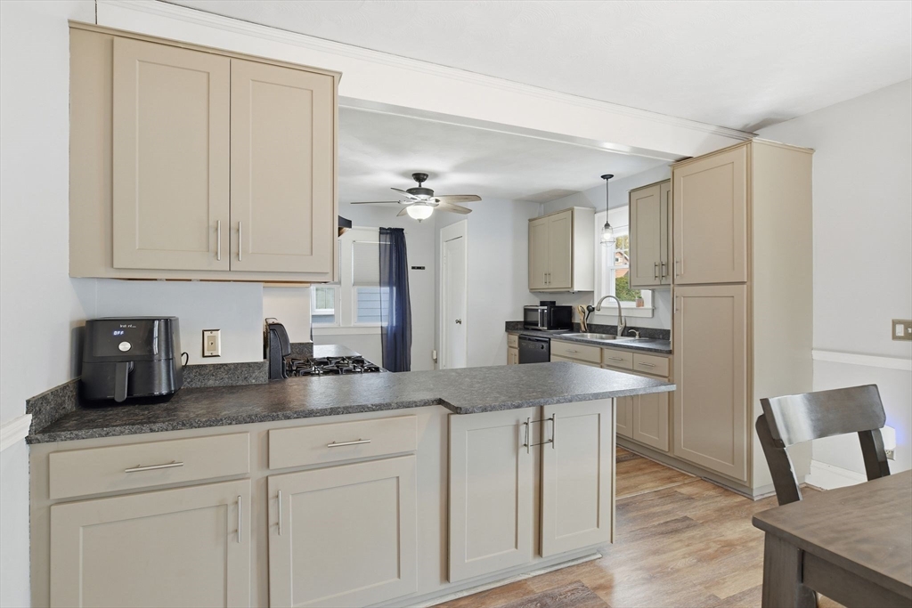 43 Thorndyke Street Springfield, MA 01118 - Photo 12 of 41