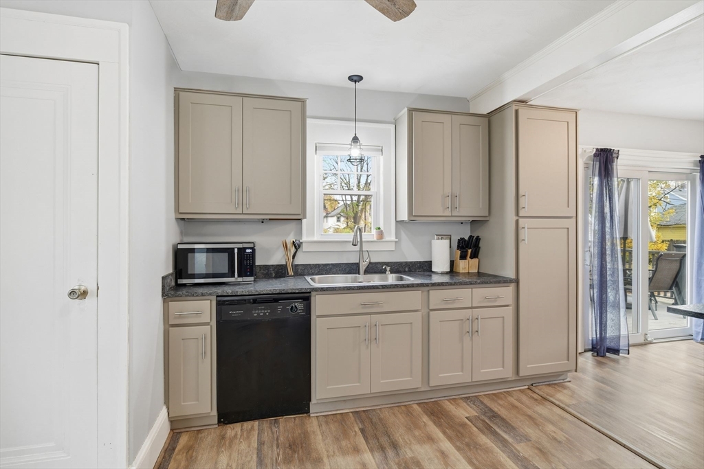 43 Thorndyke Street Springfield, MA 01118 - Photo 21 of 41