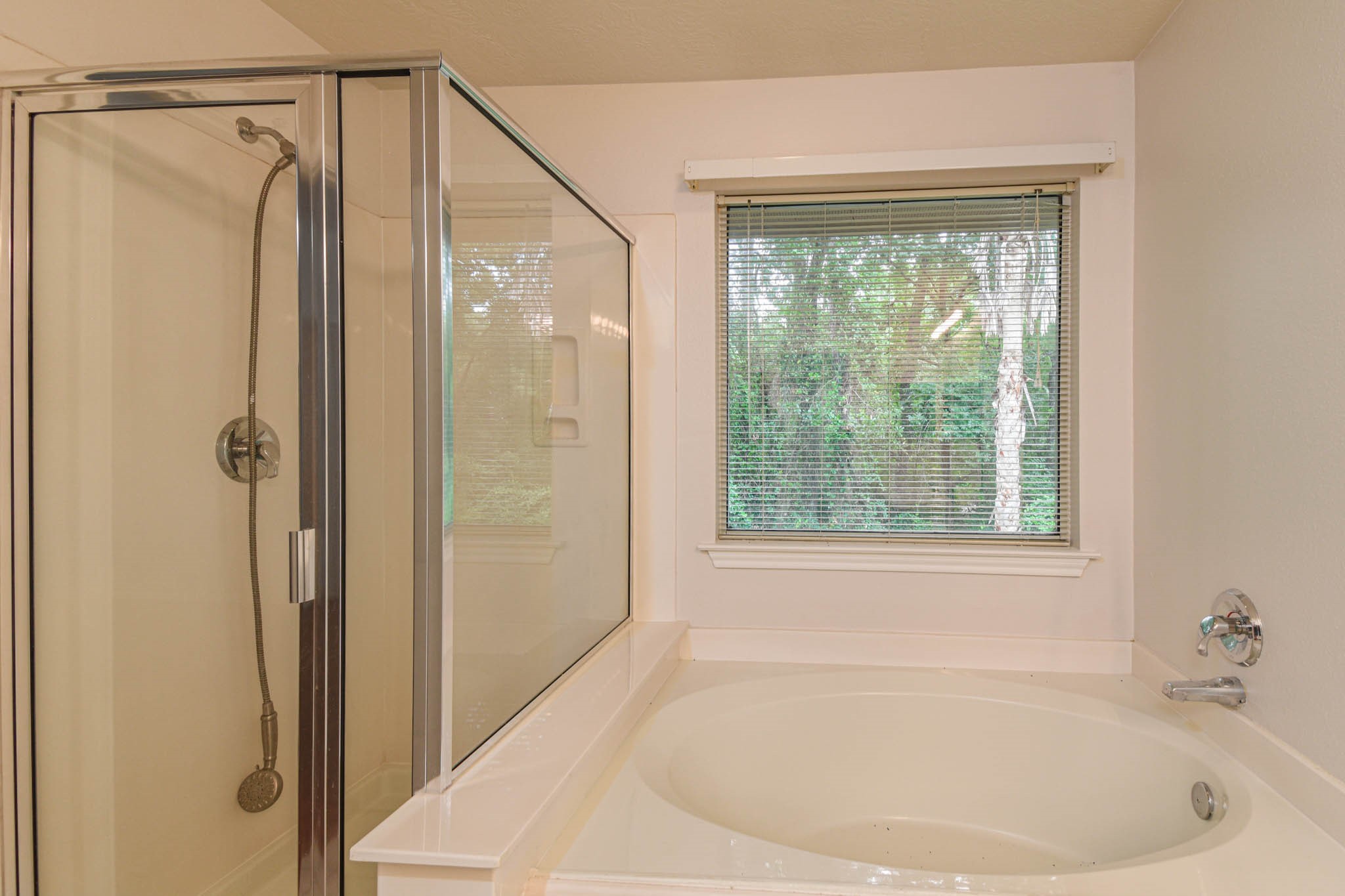 213 Summerhaze Circle Spring, TX 77382 - Photo 22 of 32 Primary bath