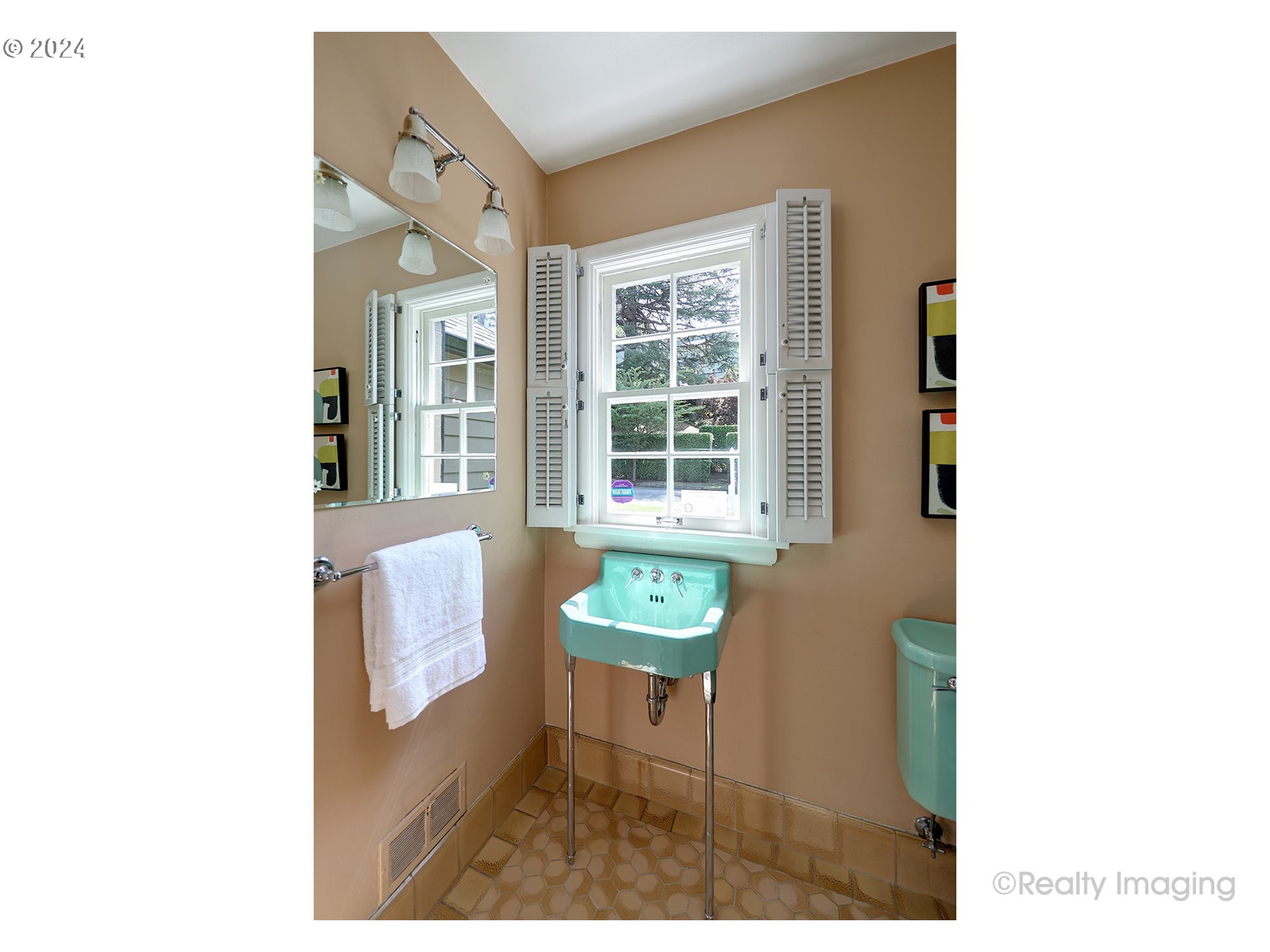3045 Northwest Cumberland Road Portland, OR 97210 - Photo 19 of 46 Bathroom