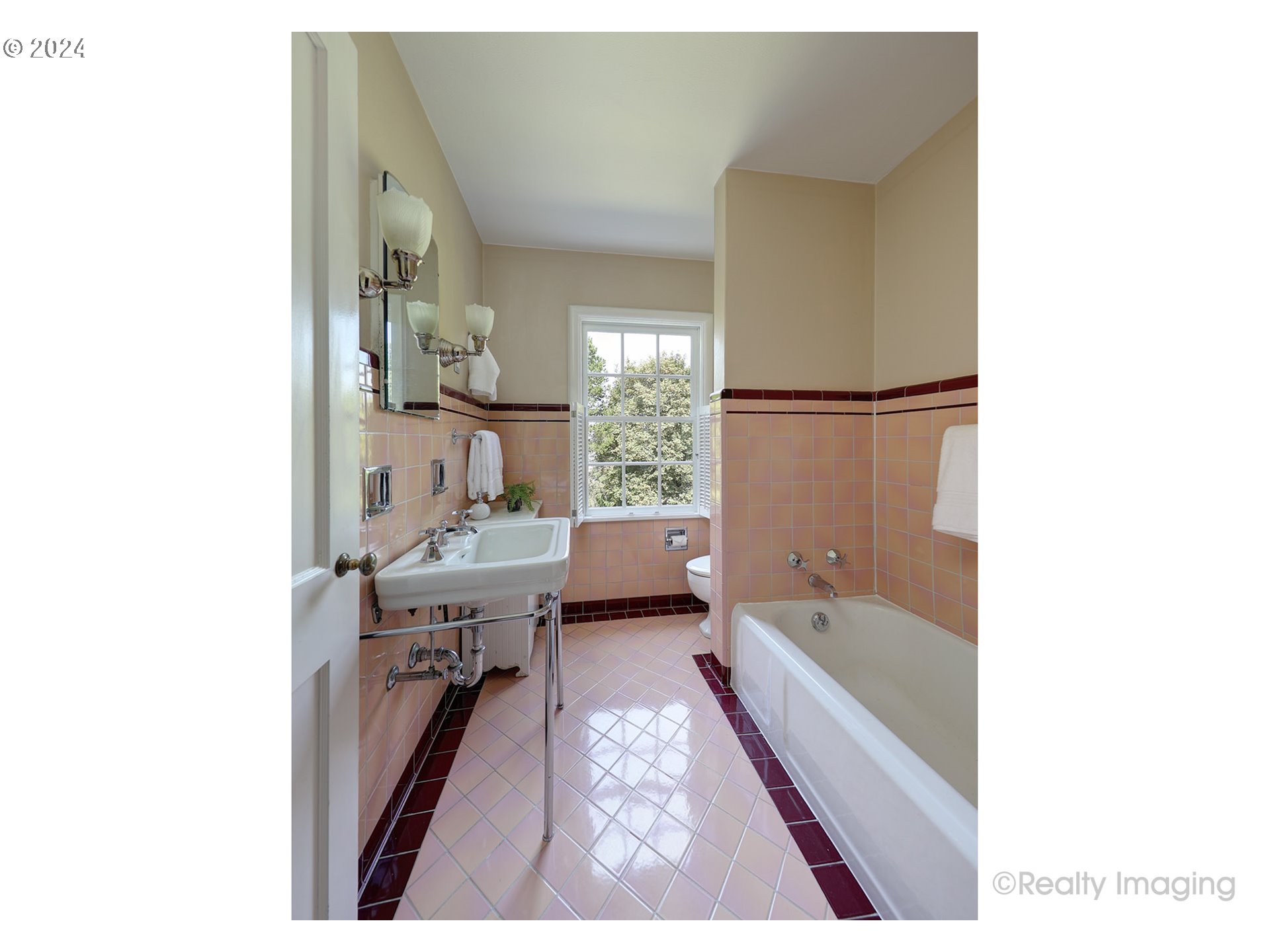 3045 Northwest Cumberland Road Portland, OR 97210 - Photo 25 of 46 Bathroom, Attached