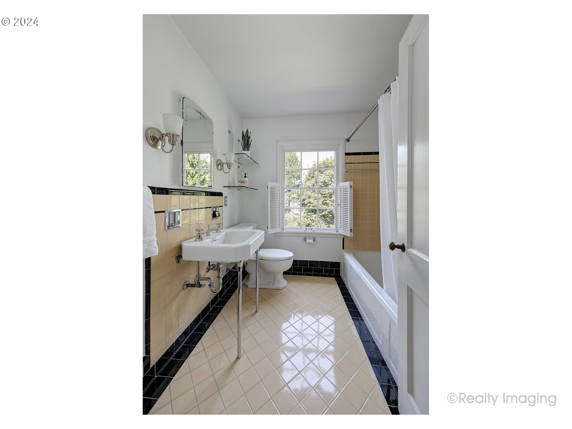 3045 Northwest Cumberland Road Portland, OR 97210 - Photo 30 of 46 Bathroom