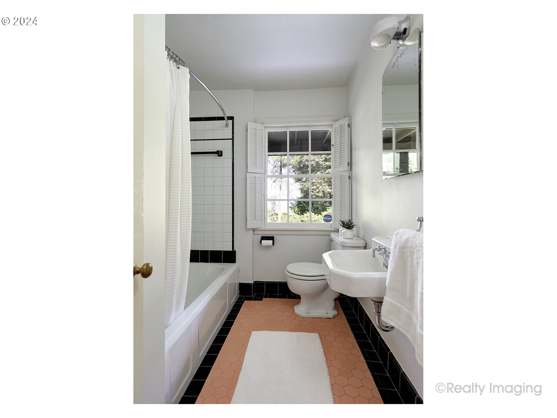 3045 Northwest Cumberland Road Portland, OR 97210 - Photo 34 of 46 Bathroom