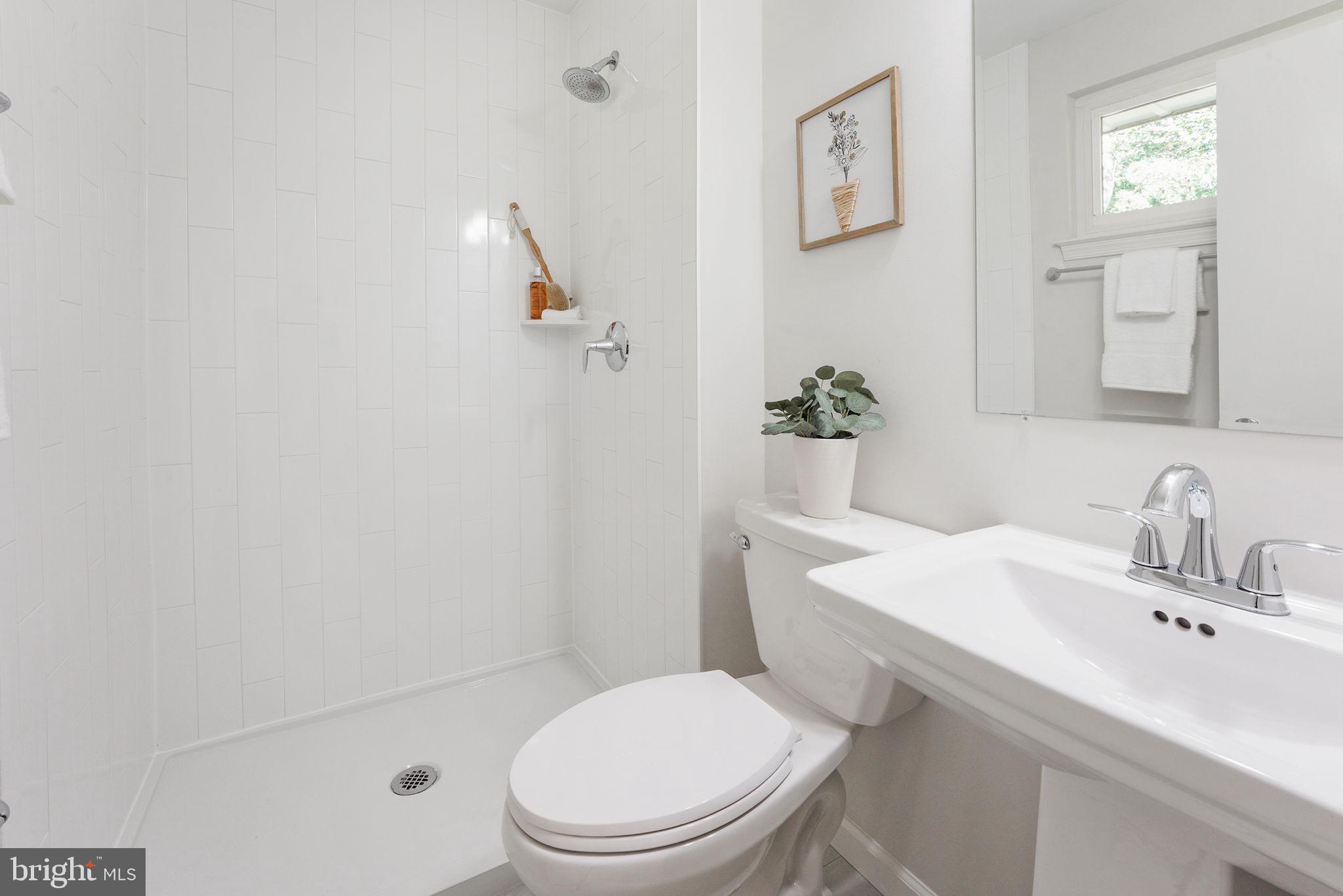 6814 Landor Lane Springfield, VA 22152 - Photo 21 of 38 Owner's en-suite