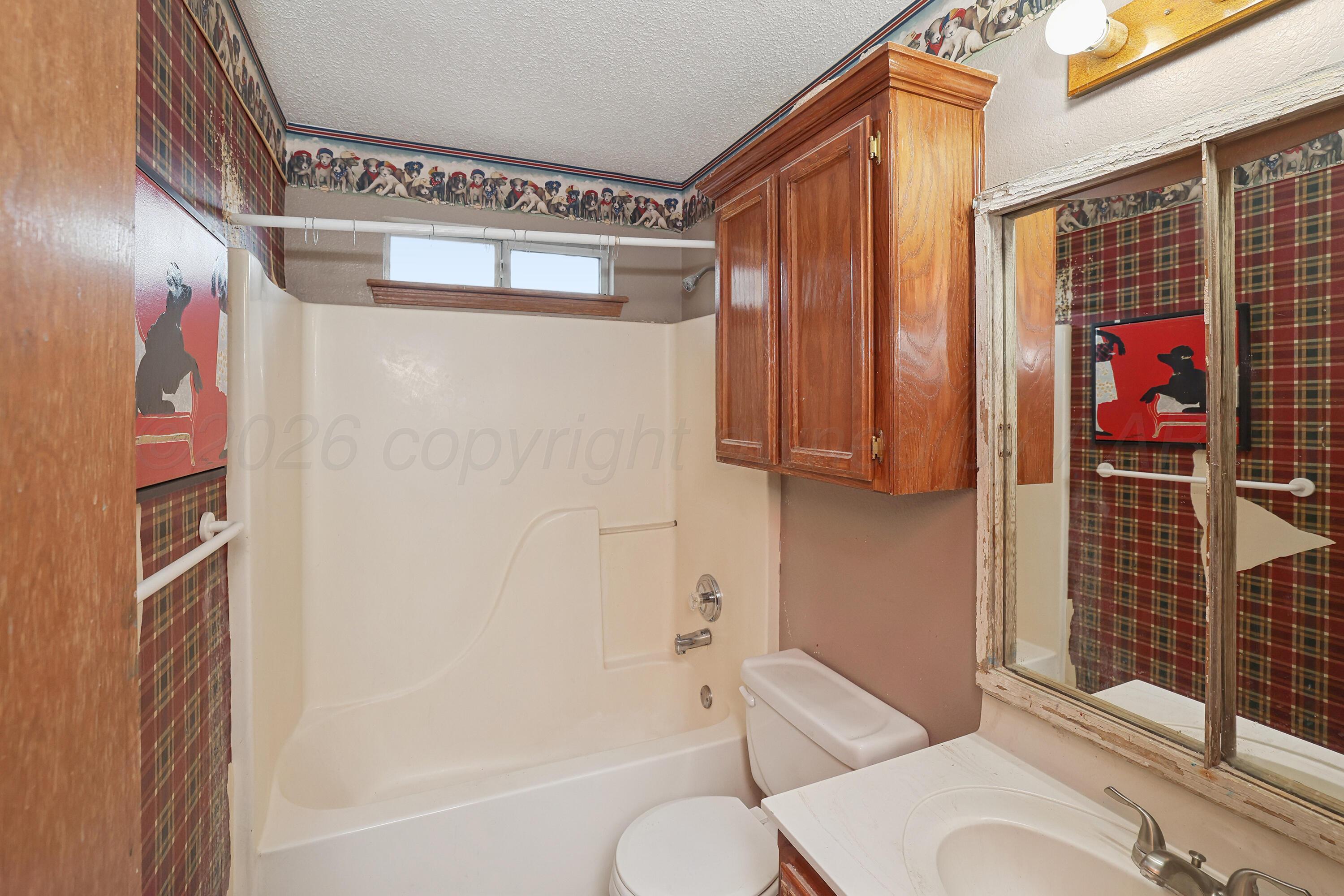 1001 Sterling Drive Amarillo, TX 79110 - Photo 20 of 25 19-Bathroom