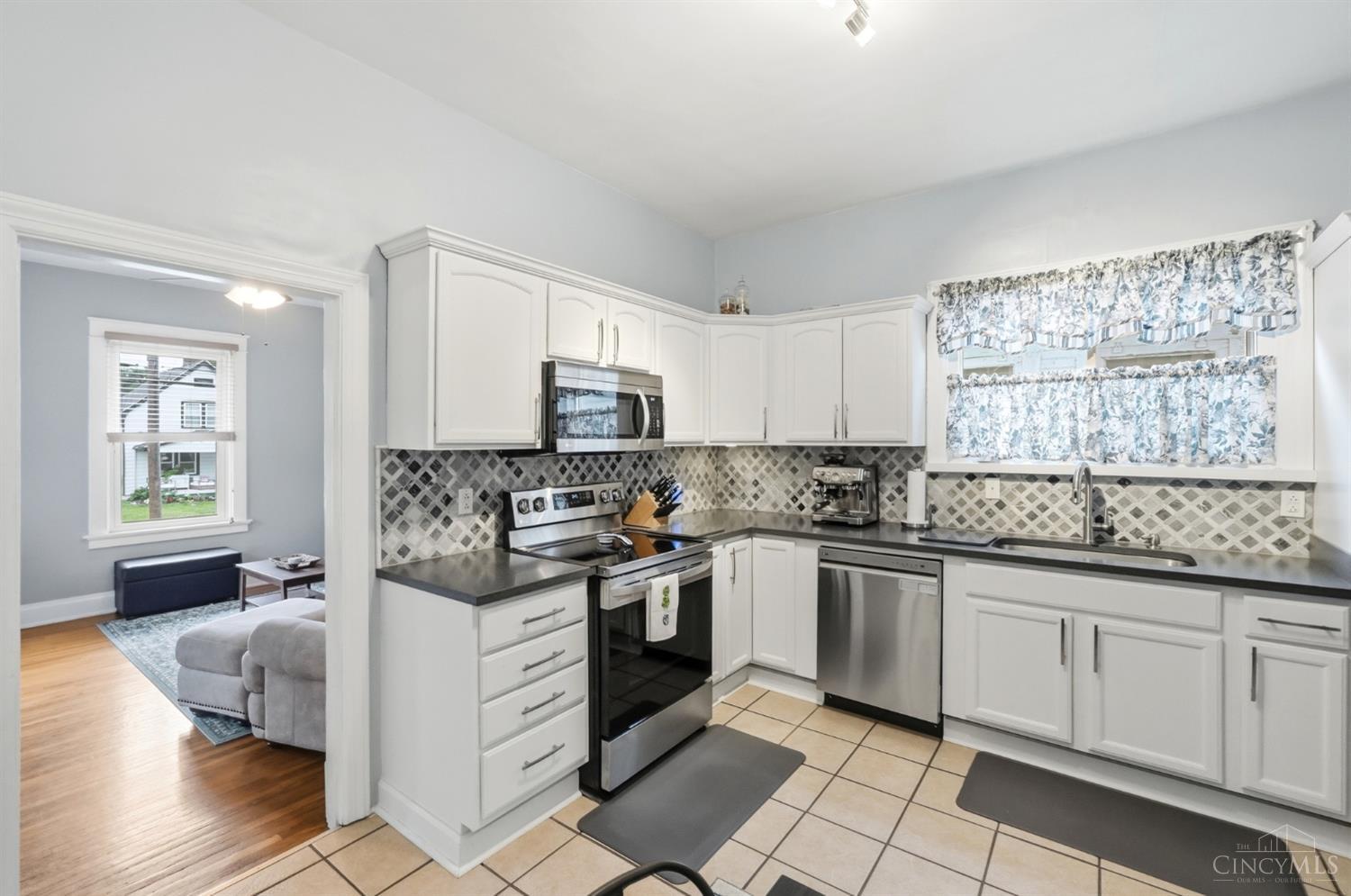 3826 Watterson Road Fairfax, OH 45227 - Photo 14 of 38
