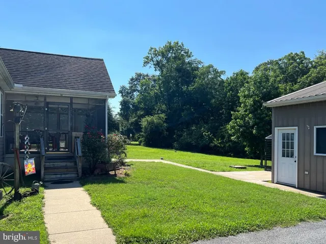 a view of outdoor space yard and porch