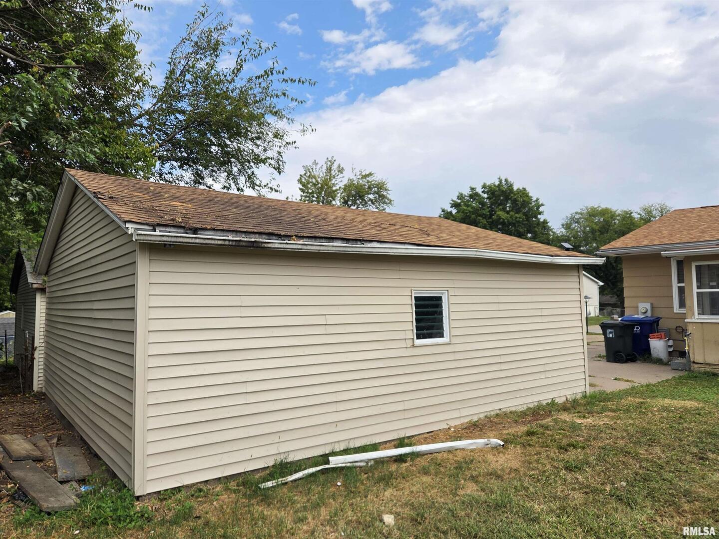 1310 Calvin Street Davenport, IA 52804 - Photo 12 of 39 a view of backyard of house