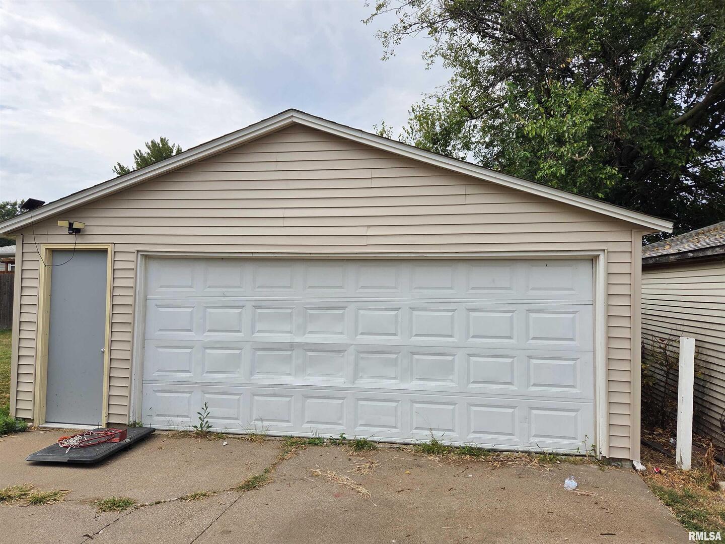1310 Calvin Street Davenport, IA 52804 - Photo 13 of 39 a small white house with a outdoor space