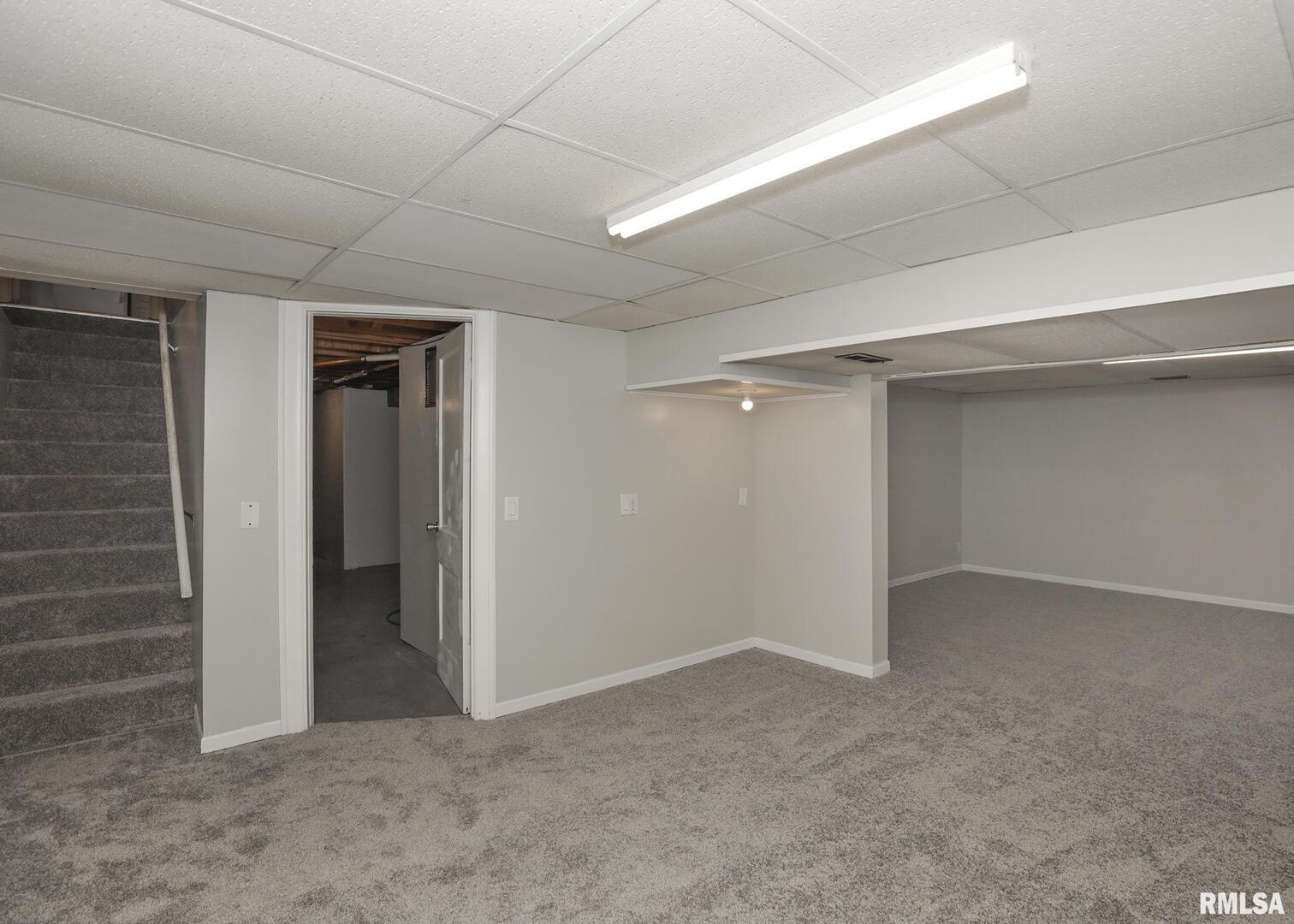 1310 Calvin Street Davenport, IA 52804 - Photo 27 of 39 an empty room with closet