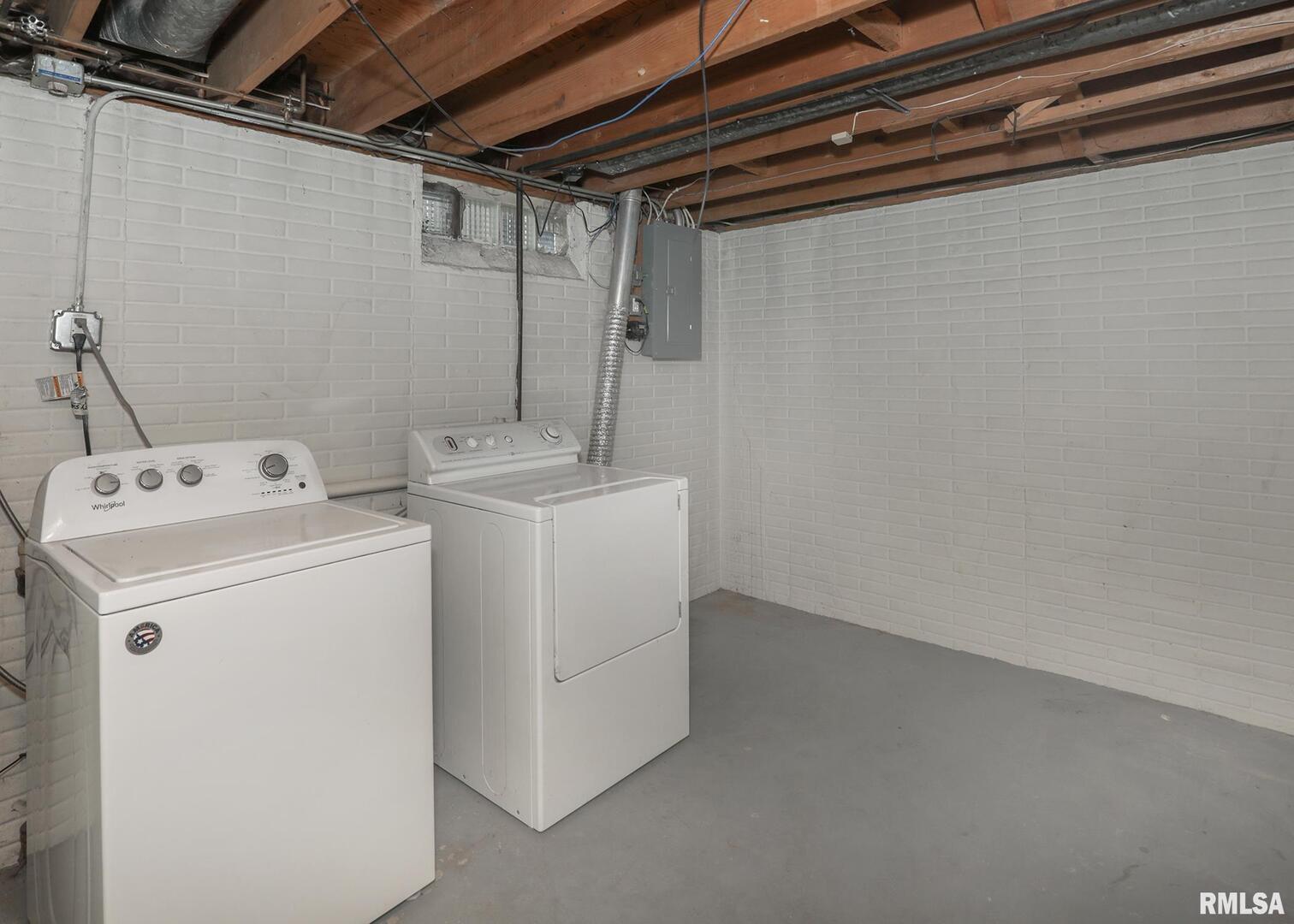 1310 Calvin Street Davenport, IA 52804 - Photo 33 of 39 a utility room with dryer and washer