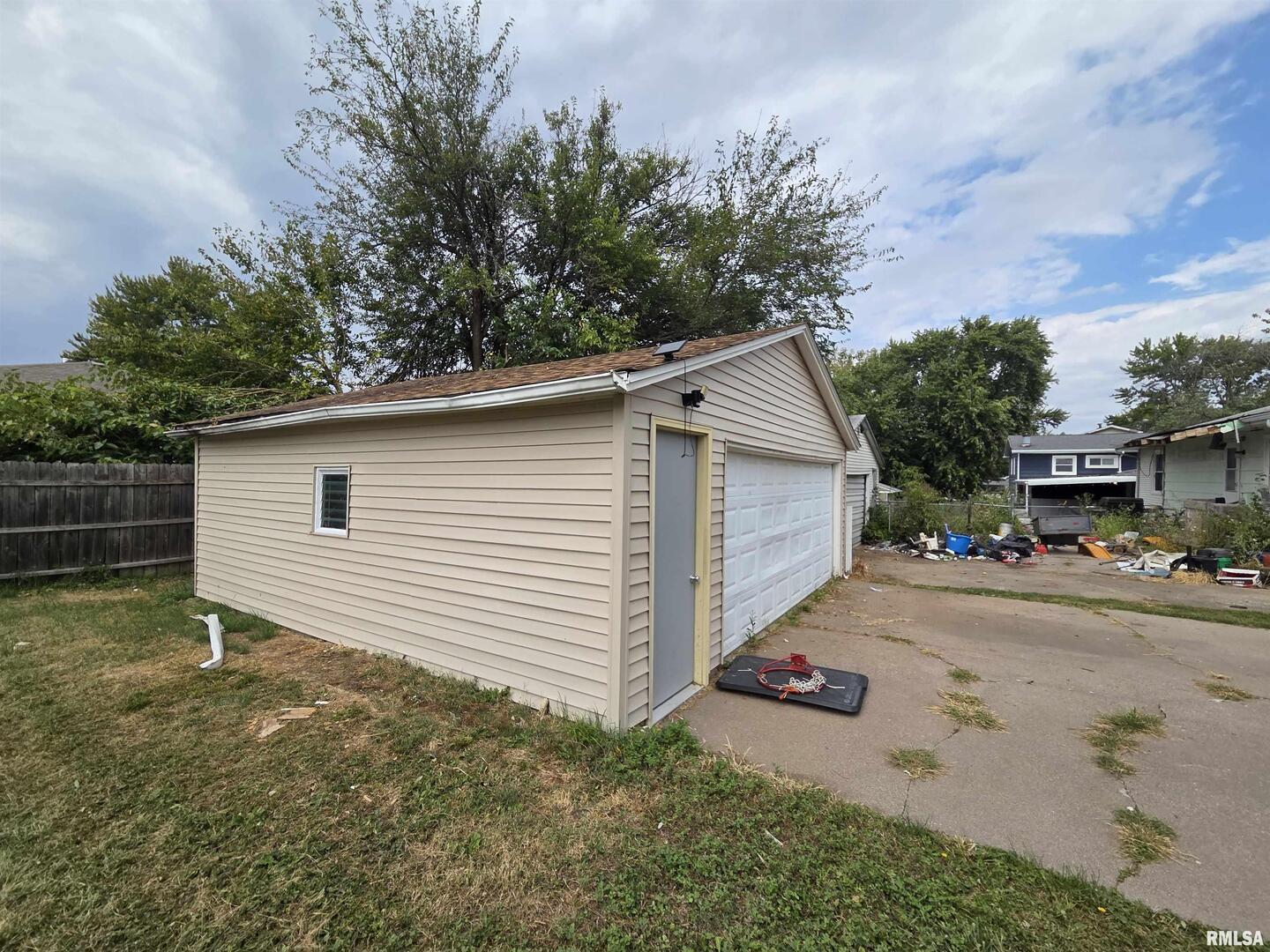 1310 Calvin Street Davenport, IA 52804 - Photo 37 of 39 a view of a back yard of the house