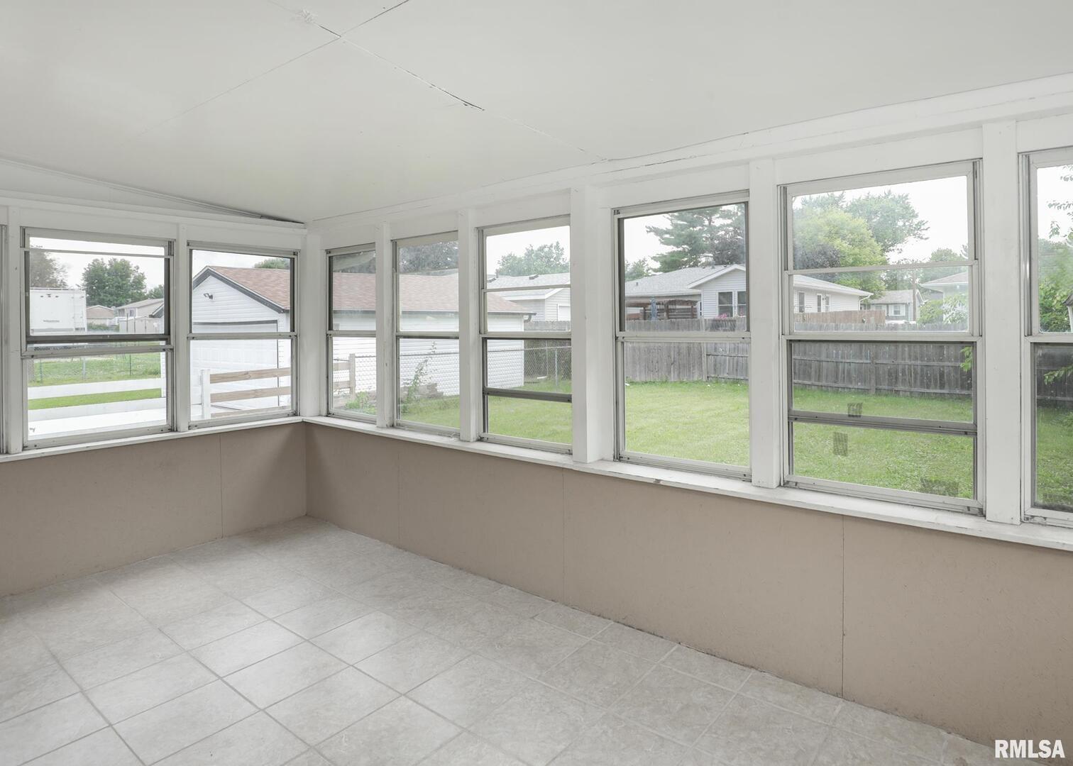 1310 Calvin Street Davenport, IA 52804 - Photo 4 of 39 an empty room with windows