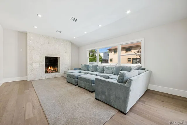 $2,650,000 | 992 Dartmouth Lane, Woodmere, NY 11598