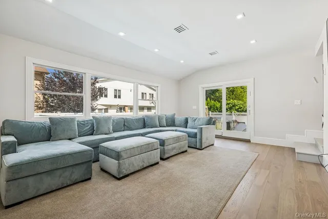 $2,650,000 | 992 Dartmouth Lane, Woodmere, NY 11598