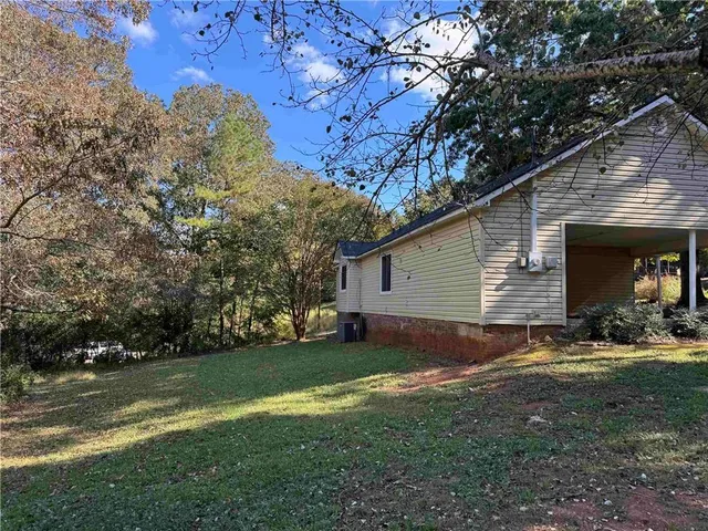 a view of a house with a yard