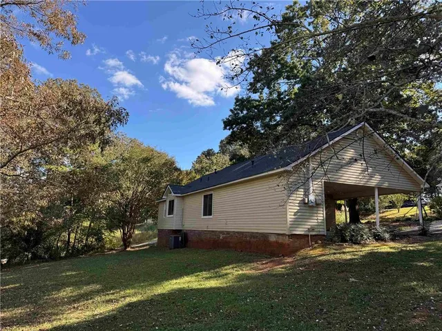 a view of a house with a yard