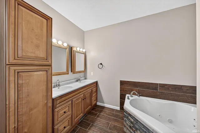 $569,000 | 8679 East 850 North, New Carlisle, IN 46552