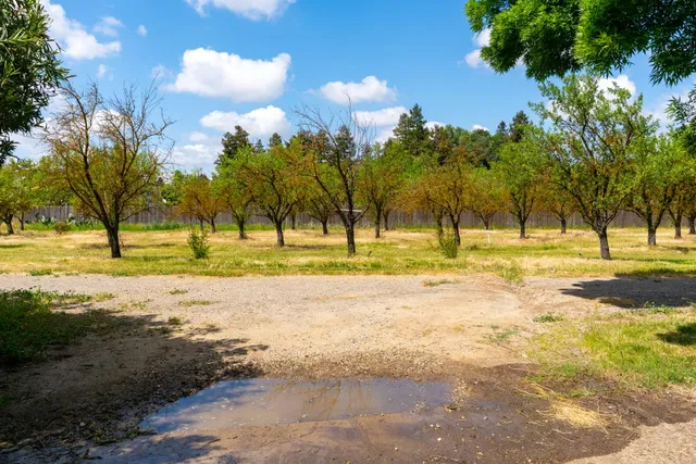 a view of a living room and kitchen