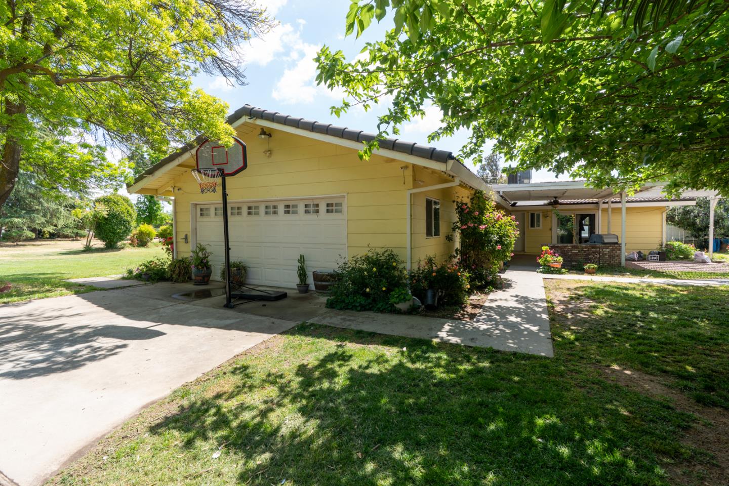 2965 Dunn Road Merced, CA 95340 - Photo 5 of 68 a view of a house with backyard and garden