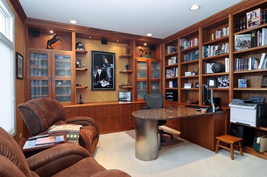 2087 Sheridan Road Buffalo Grove, IL 60089 - Photo 8 of 18 a livingroom with workspace and a bookshelf