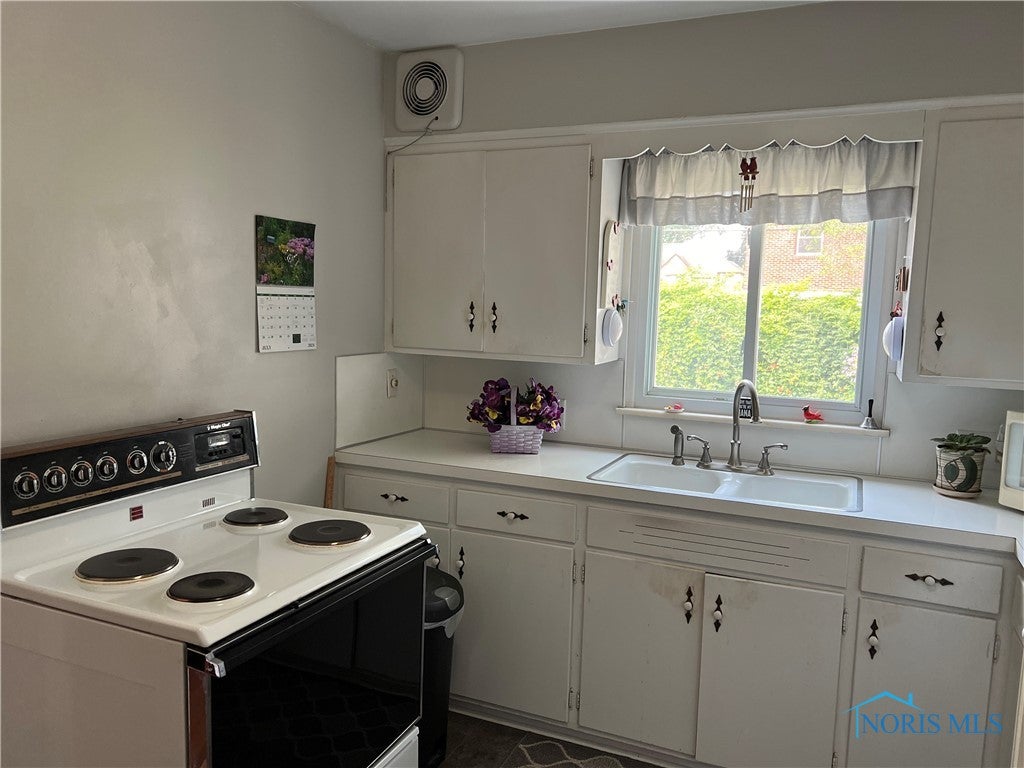 3519 Maxwell Road Toledo, OH 43606 - Photo 14 of 28 Kitchen