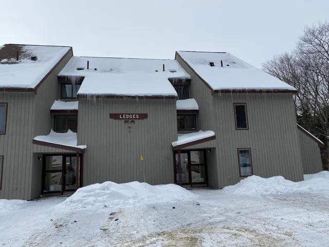 $289,000 | 17 Snow Tree Lane, Unit LEDGES G, West Dover, VT 05356