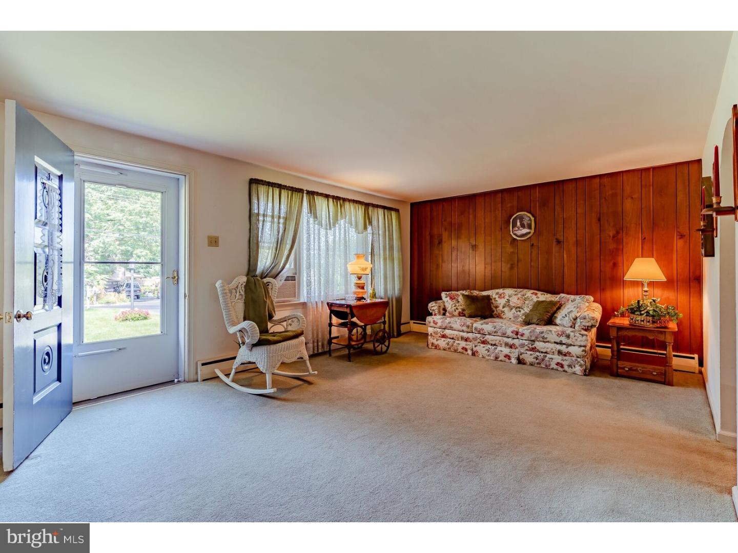 2350 Rhoads Road Pottstown, PA 19464 - Photo 4 of 25 Living Room