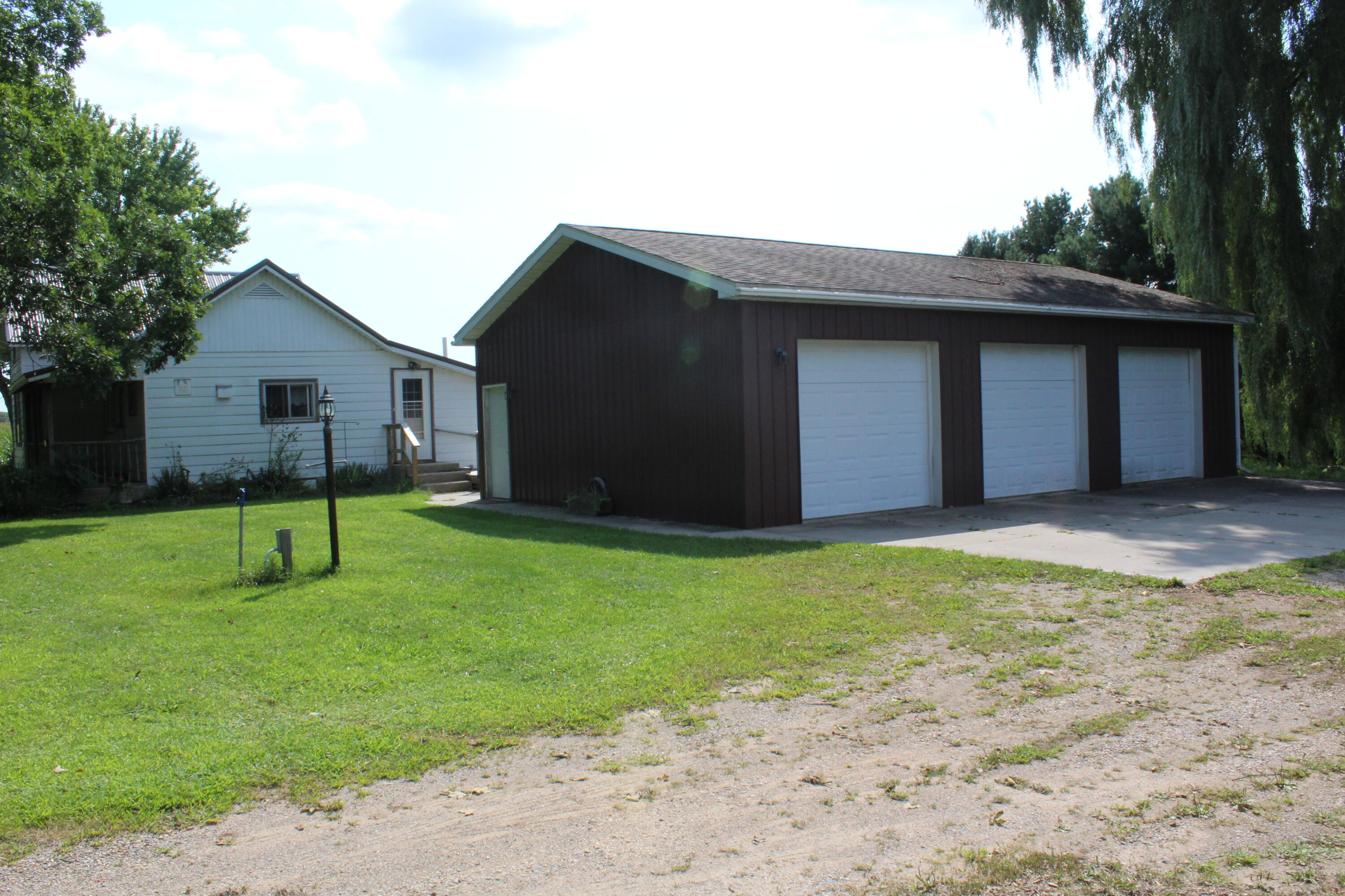 9401 Peck Road Greenville, MI 48838 - Photo 3 of 26 3 + stall garage