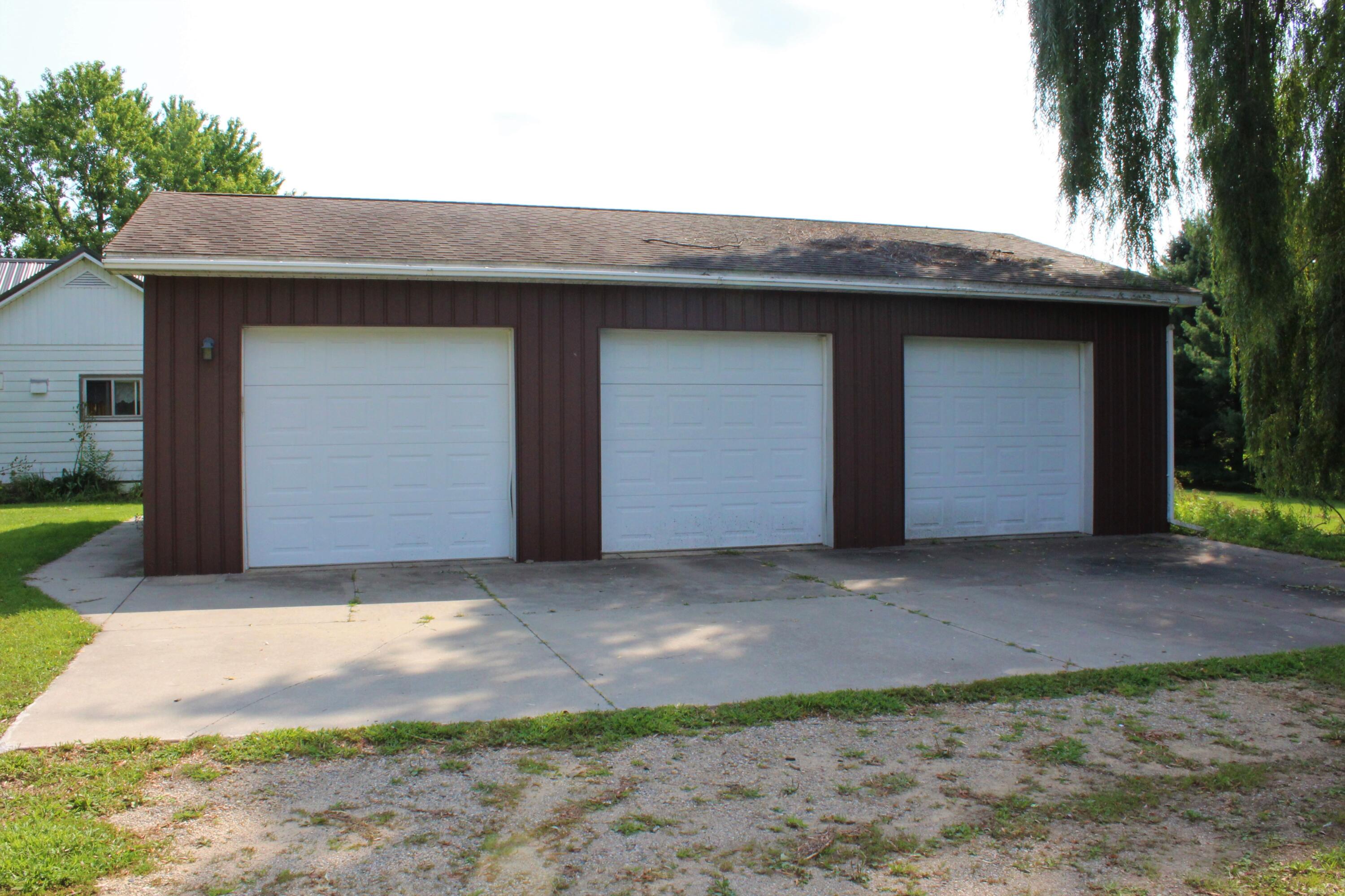 9401 Peck Road Greenville, MI 48838 - Photo 4 of 26 3+ stall garage