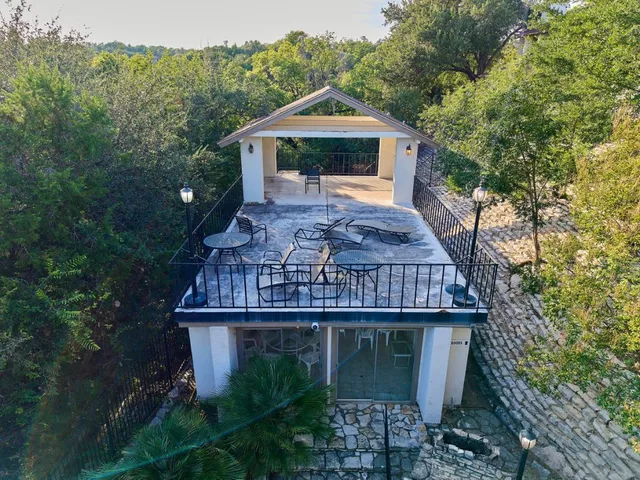 a view of a yard with chairs