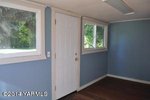 802 Estes Road Yakima, WA 98908 - Photo 11 of 26 a view of an empty room with wooden floor and a window
