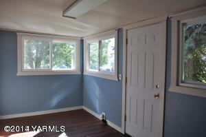 802 Estes Road Yakima, WA 98908 - Photo 12 of 26 a view of an empty room with a window