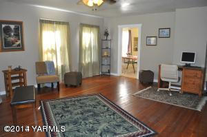 802 Estes Road Yakima, WA 98908 - Photo 3 of 26 a living room with furniture and a couch