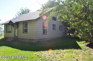 802 Estes Road Yakima, WA 98908 - Photo 21 of 26 a backyard of a house
