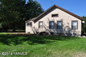 802 Estes Road Yakima, WA 98908 - Photo 22 of 26 a view of front of house with a yard