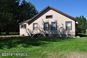 802 Estes Road Yakima, WA 98908 - Photo 23 of 26 a view of a house with a yard